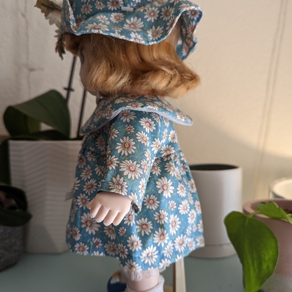 Precious Moments Doll & stand- Daisy #1458 · 1st edition w/ tag · Collectable. - Picture 2 of 6